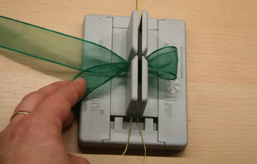 Rudolph the Red Nose Reindeer's Wife Treat Bags how to make a bow