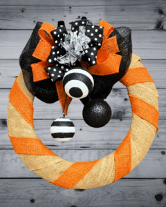 Video DIY – How to make a charming Halloween wreath