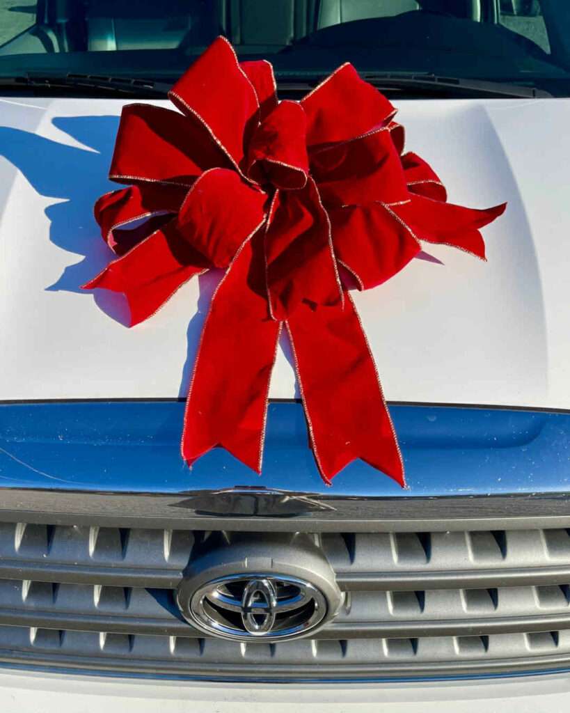 Video DIY – How to make an extra large gift bow